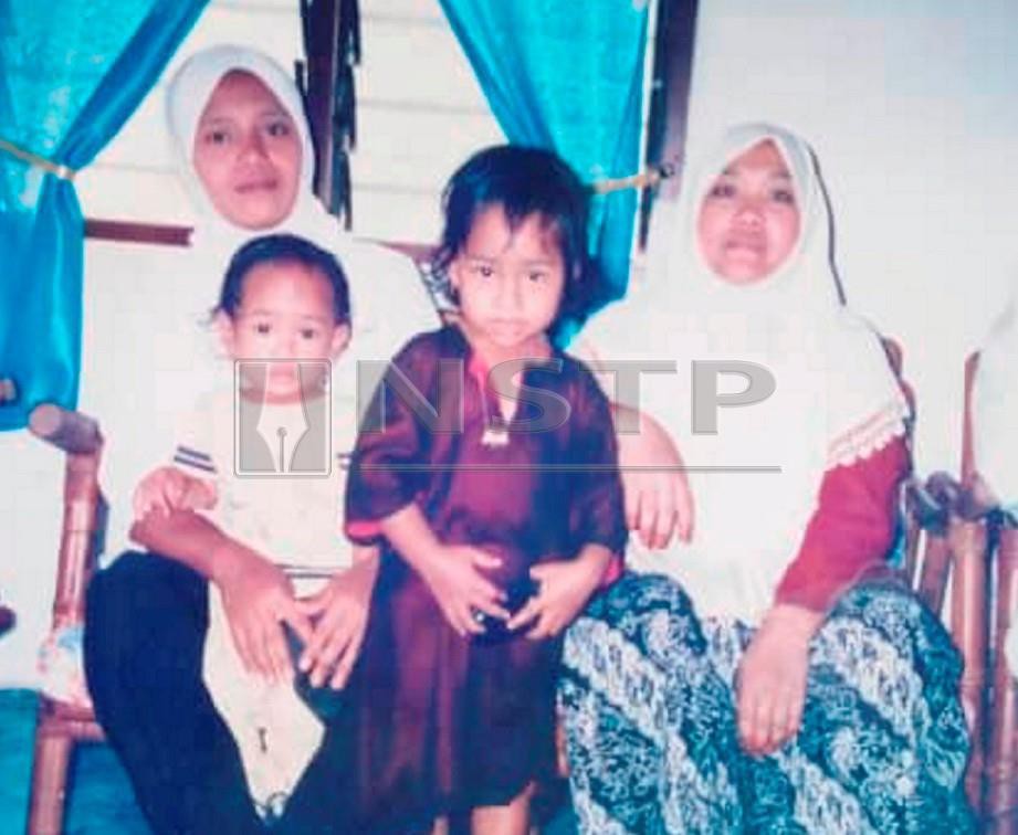 Gambar terakhir Masitah Sidek (kanan) yang menghilangkan diri dari kediamannya di FELDA Jengka 10, Pahang, pada Mac 2017. FOTO Ihsan Keluarga.