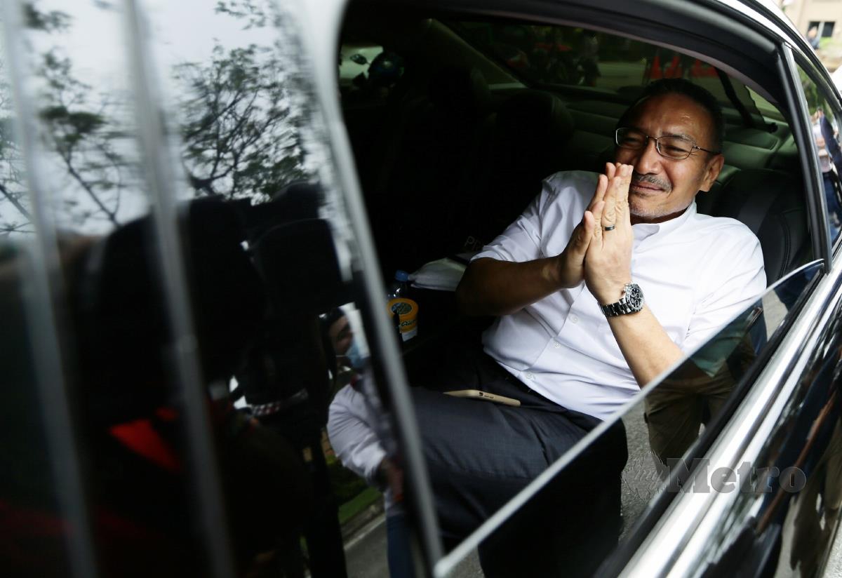 MENTERI Luar, Datuk Seri Hishammuddin Hussein keluar dari Bangunan Perdana Putra selepas menghadiri Mesyuarat Khas Jemaah Menteri di Putrajaya. FOTO MOHD FADLI HAMZAH
