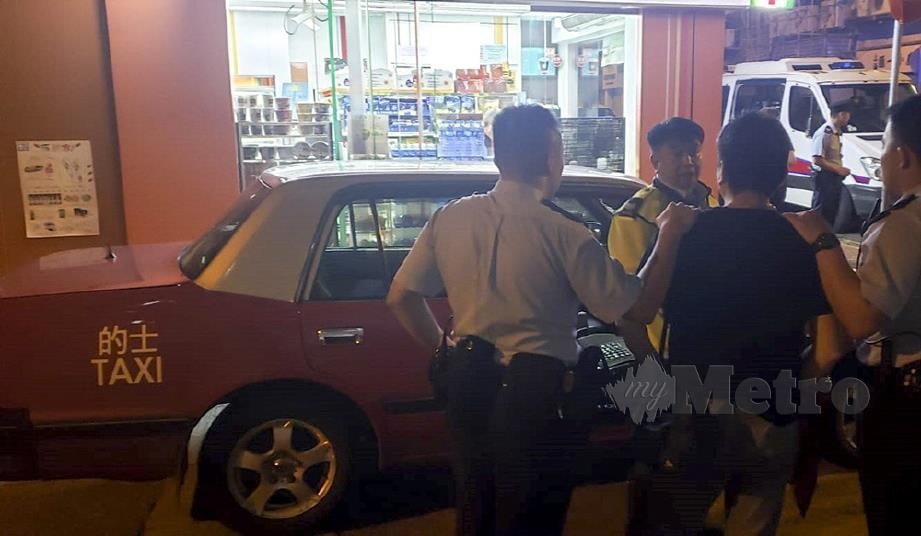 PEMANDU teksi yang ditahan kerana mengenakan bayaran tambang melampau. FOTO: Agensi