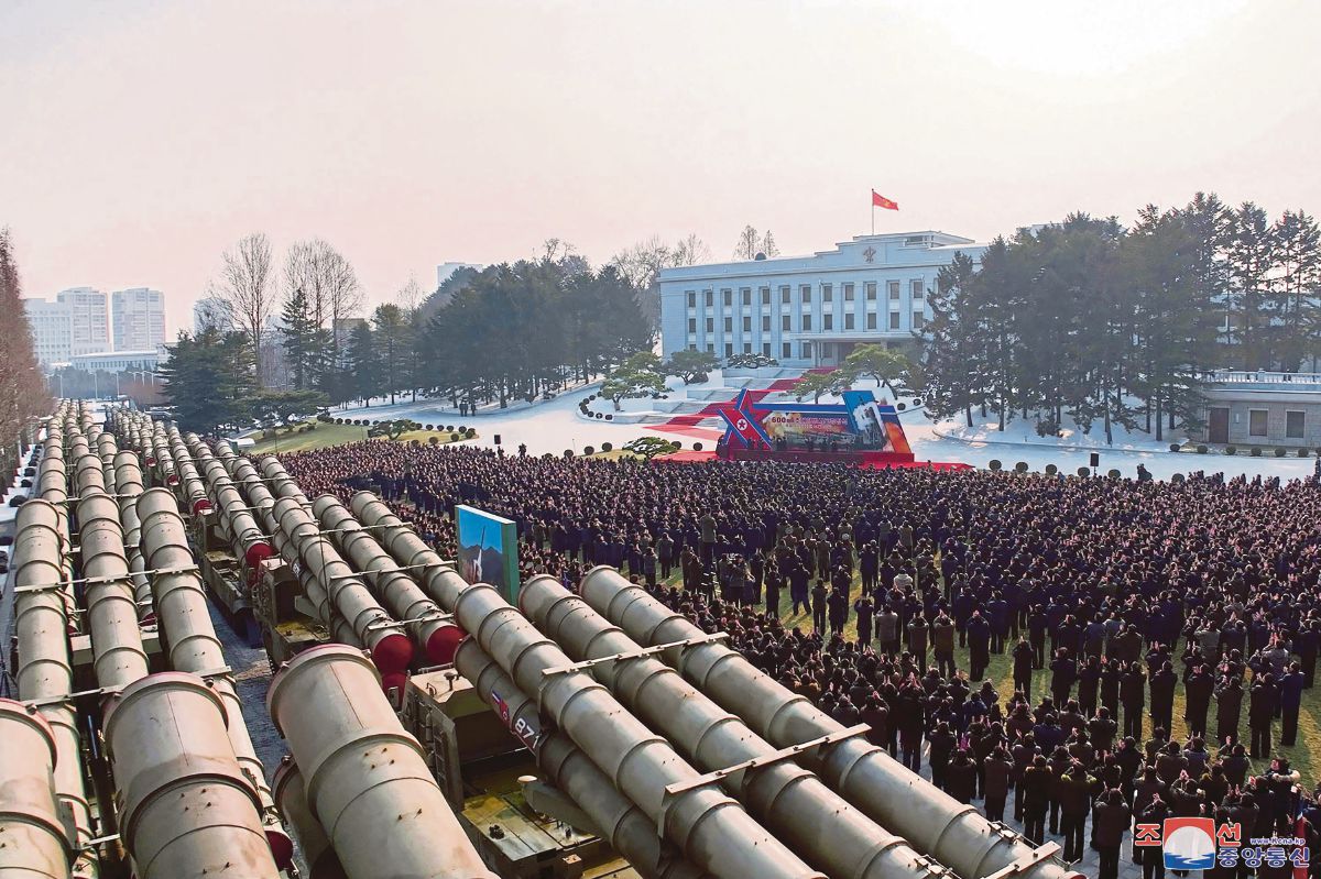 FOTO fail menunjukkan sistem pelancaran roket milik Korea Utara dipamerkan di perkarangan Parti Pekerja di Pyongyang. FOTO AFP /KCNA/ KNS