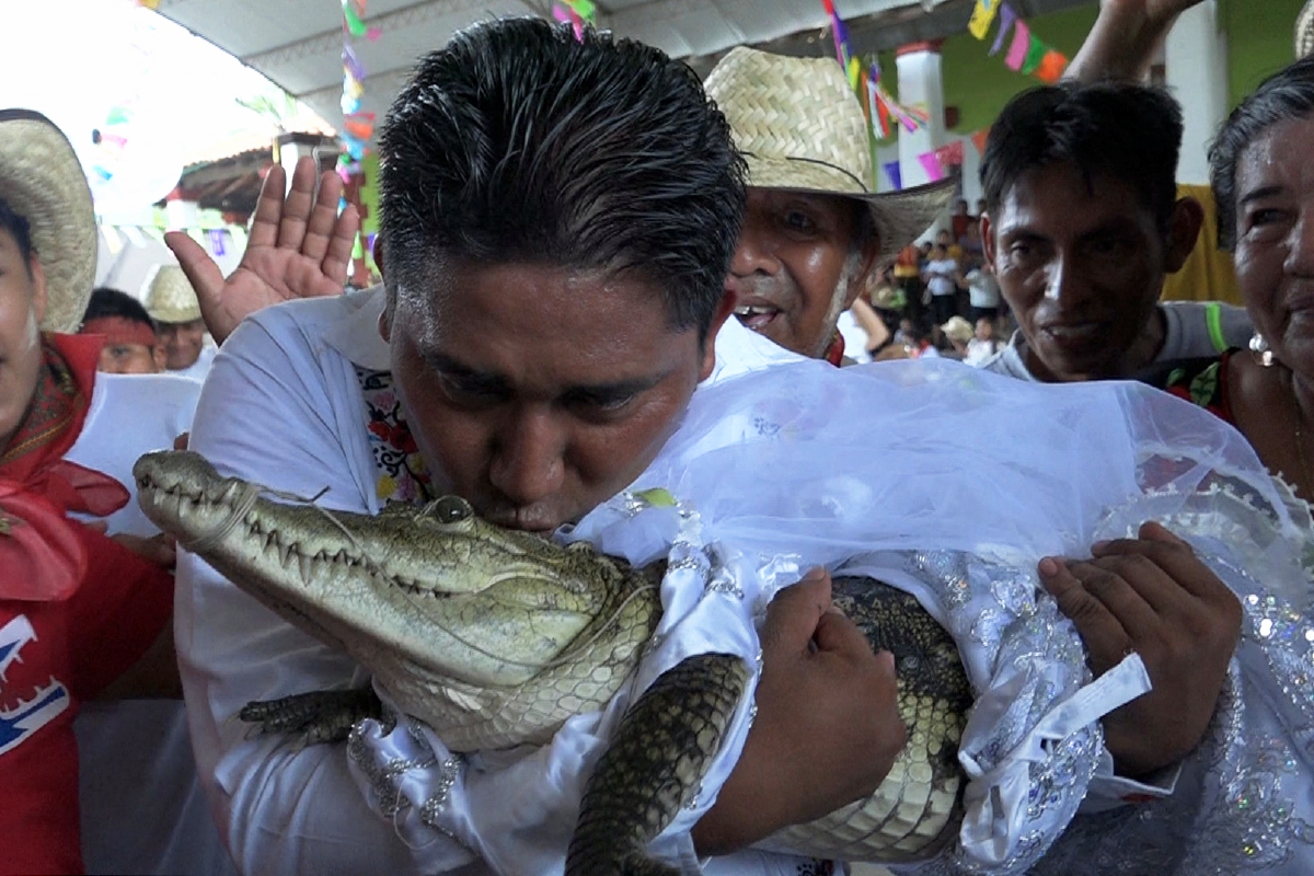 VICTOR Hugo Sosa mencium reptilia itu. FOTO AFP