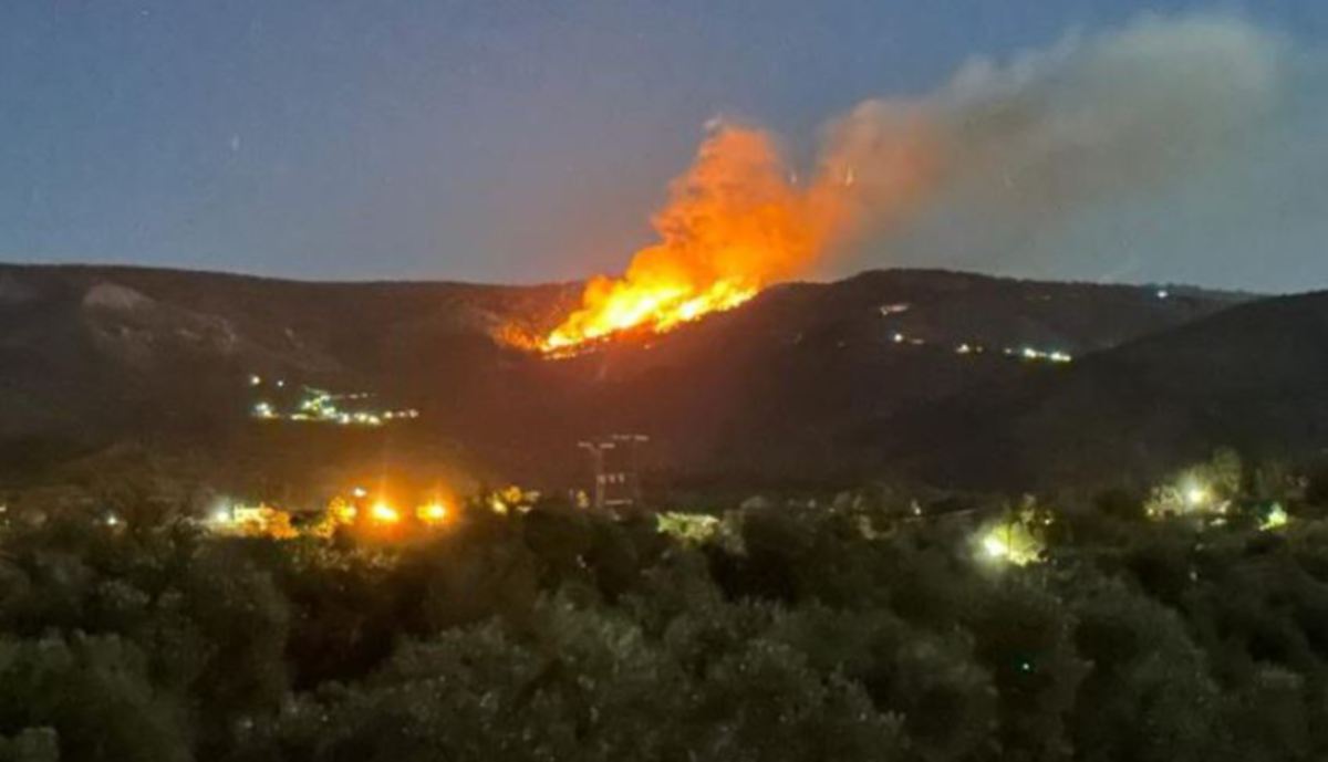 BOMBA mengarahkan penduduk dua kampung di Pulau Chios, Greece, untuk berpindah susulan kebakaran hutan di kawasan berkenaan. FOTO greekcitytimes