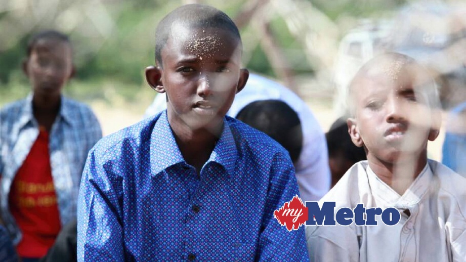 KANAK-KANAK pelarian Somalia ketika menunaikan solat Aidiladha. FOTO ihsan pembaca