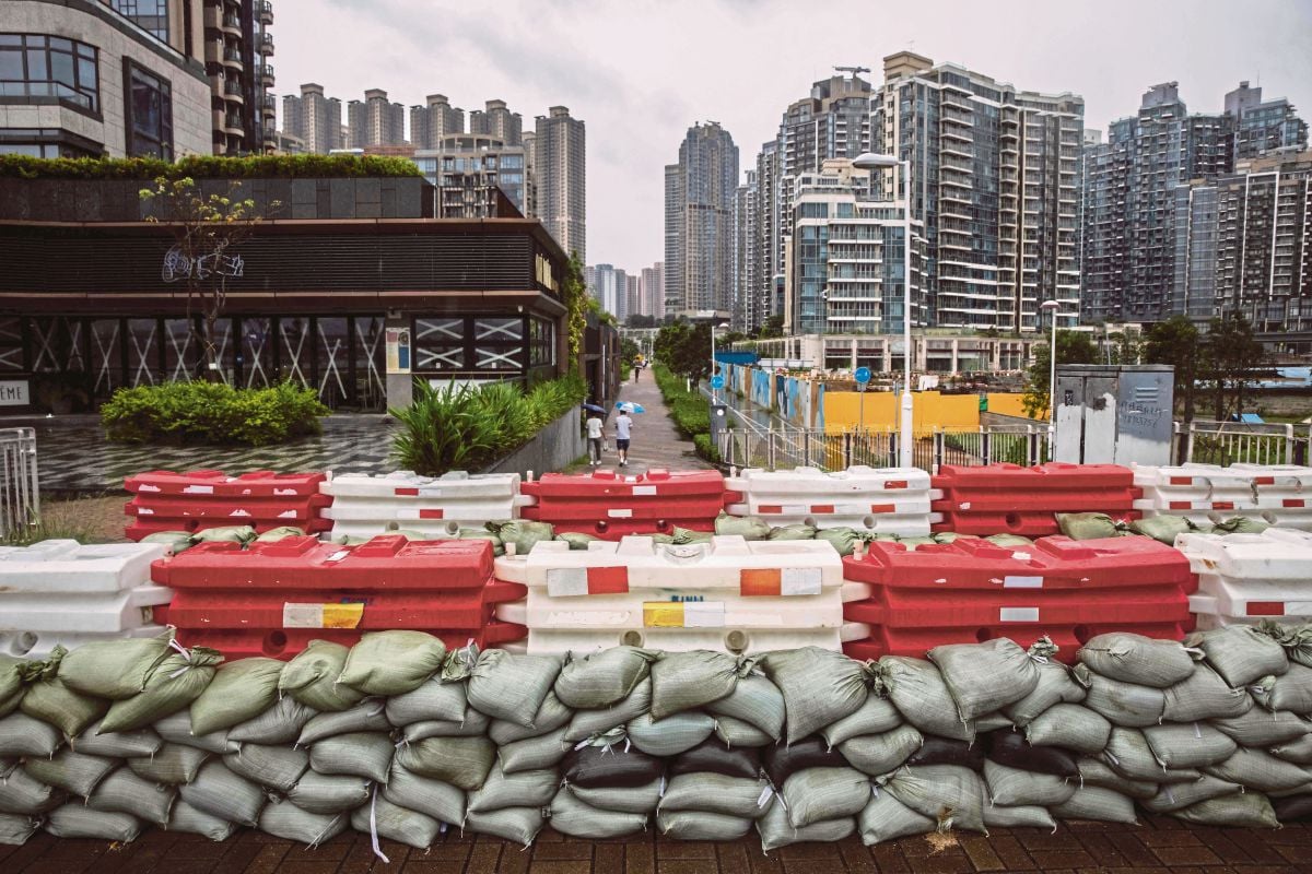 BEG pasir untuk mengelak banjir diletakkan di kawasan berhampiran laut di Tseung Kwan O, Hong Kong. FOTO AFP 