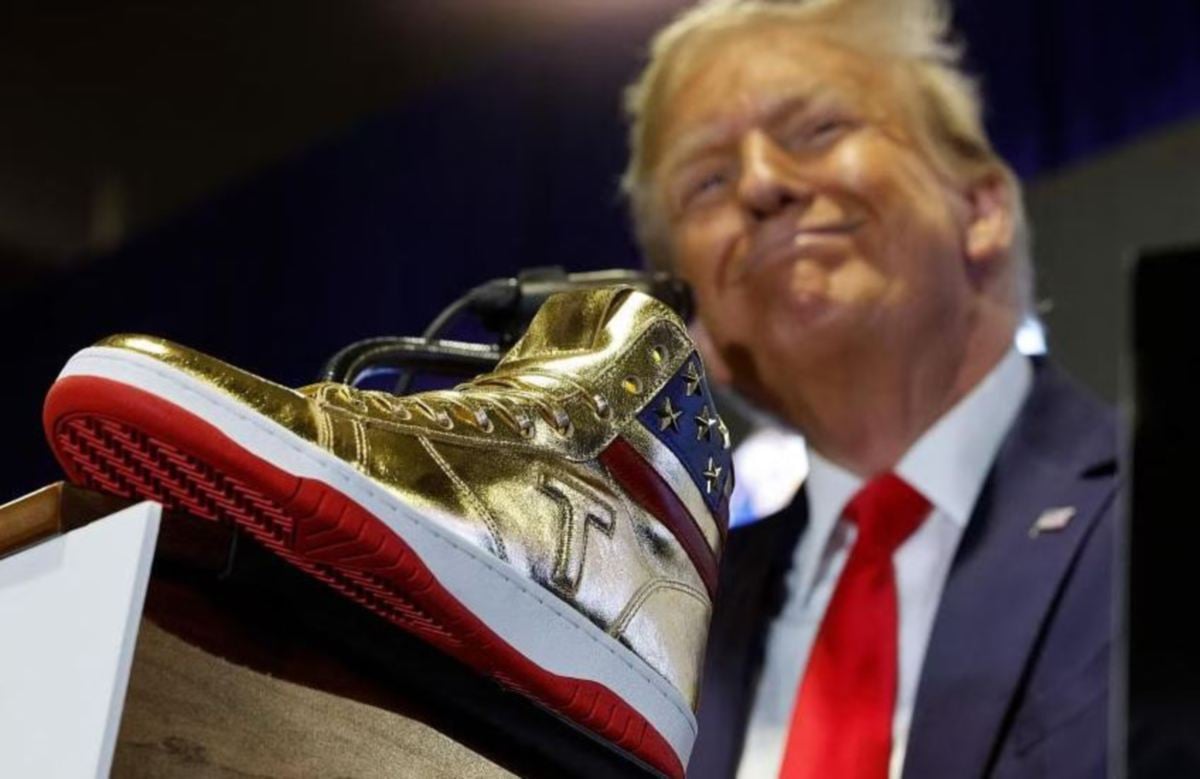 TRUMP muncul di sebuah konvensyen dengan menjual kasut sniker bernilai AS$540 (RM2,587.95). FOTO AFP 