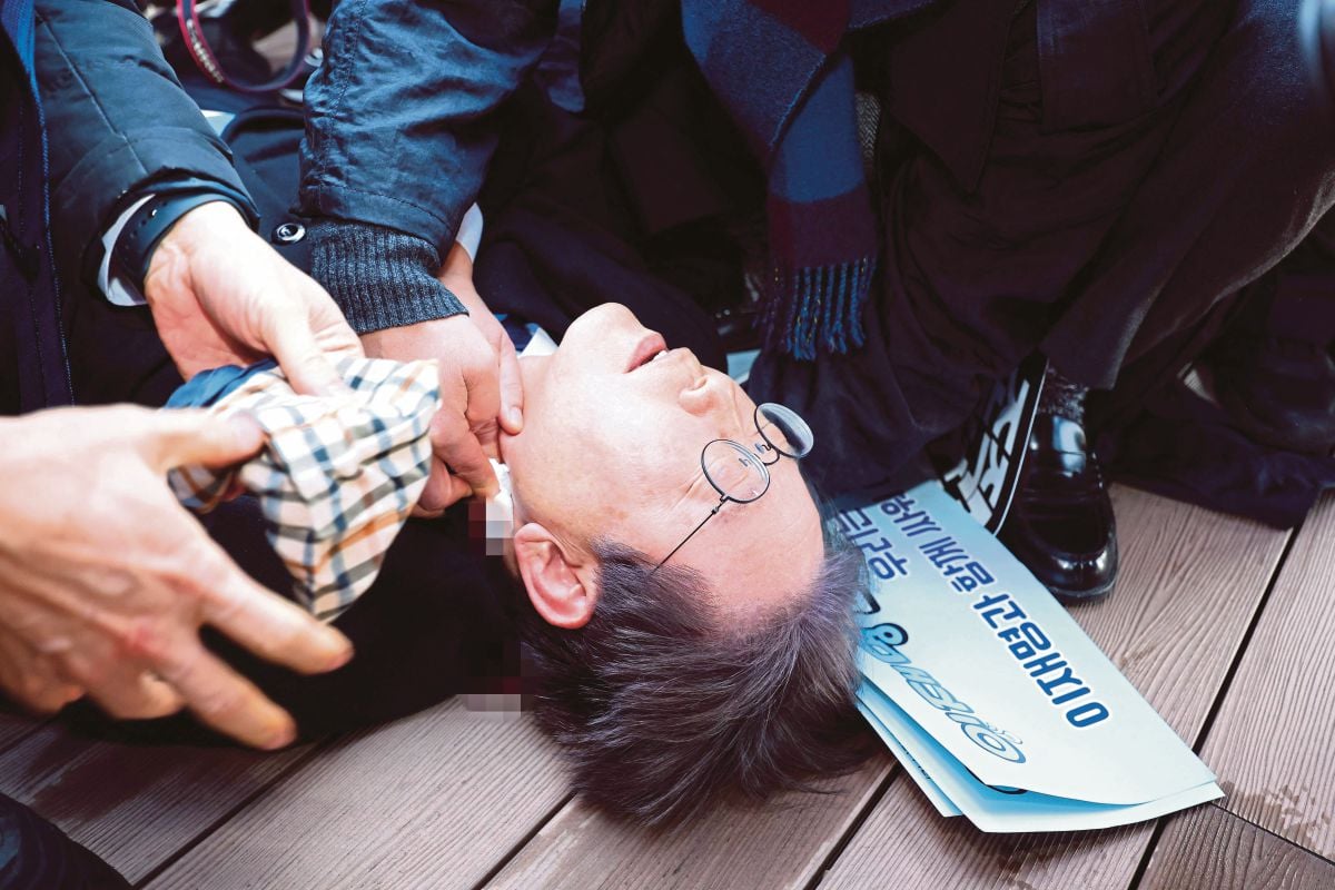LEE Jae-myung terbaring di lantai selepas serangan itu. FOTO Yonhap / AFP 