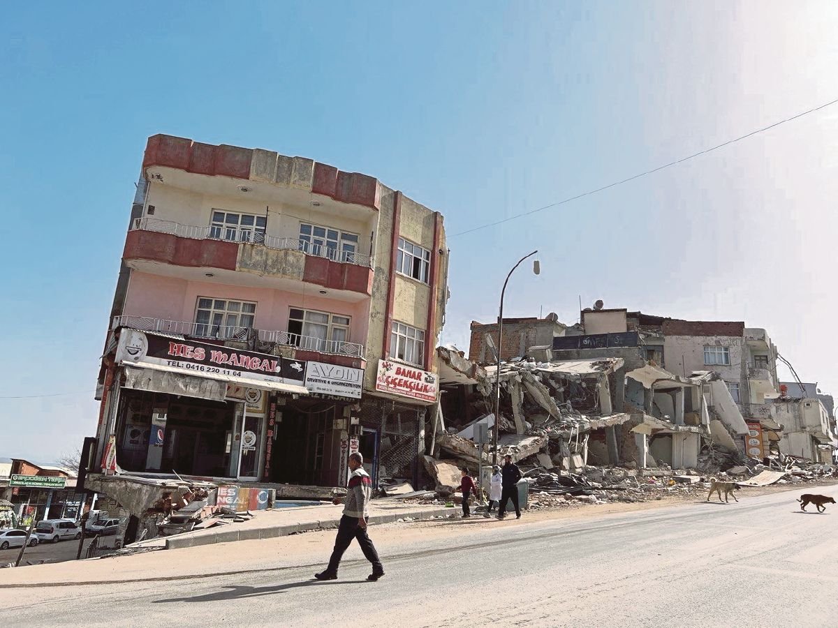 ORANG ramai berjalan melepasi bangunan yang rosak susulan gempa bumi di Besni, wilayah Adiyaman, Turkiye. FOTO Reuters 
