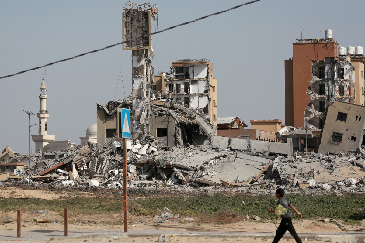 KEMUSNAHAN susulan pengeboman Israel di tengah Gaza. FOTO AFP