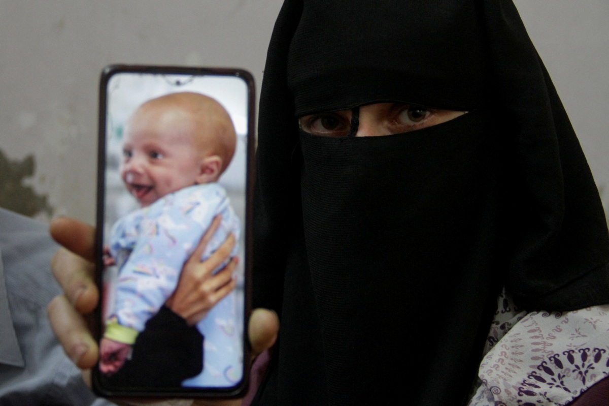 SONDOS menunjukkan gambar anaknya, Yehia Hamuda. FOTO Reuters 