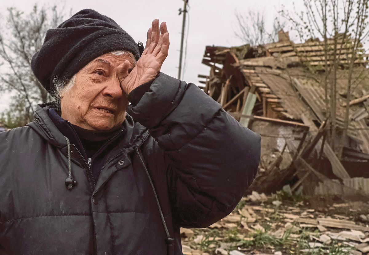 SEORANG penduduk melihat rumahnya yang musnah susulan serangan tentera Rusia di Pavlohrad, wilayah Dnipropetrovsk, Ukraine. FOTO Reuters 