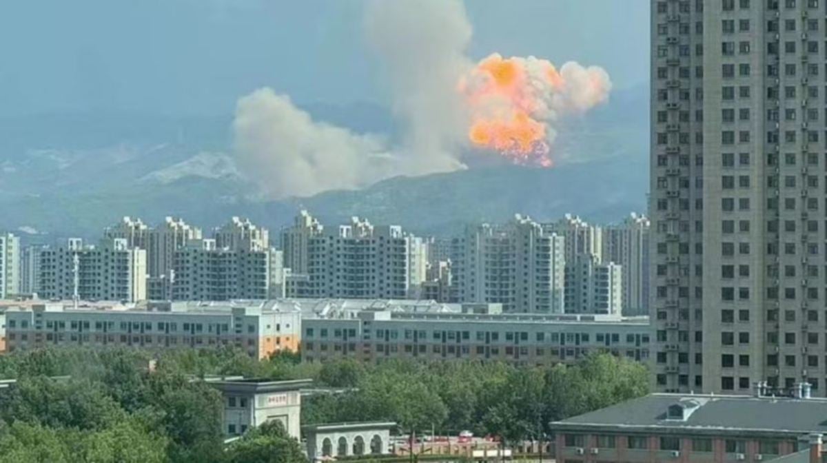 TANGKAP layar daripada video di Weibo menunjukkan roket itu terhempas di gunung dan meletup. 