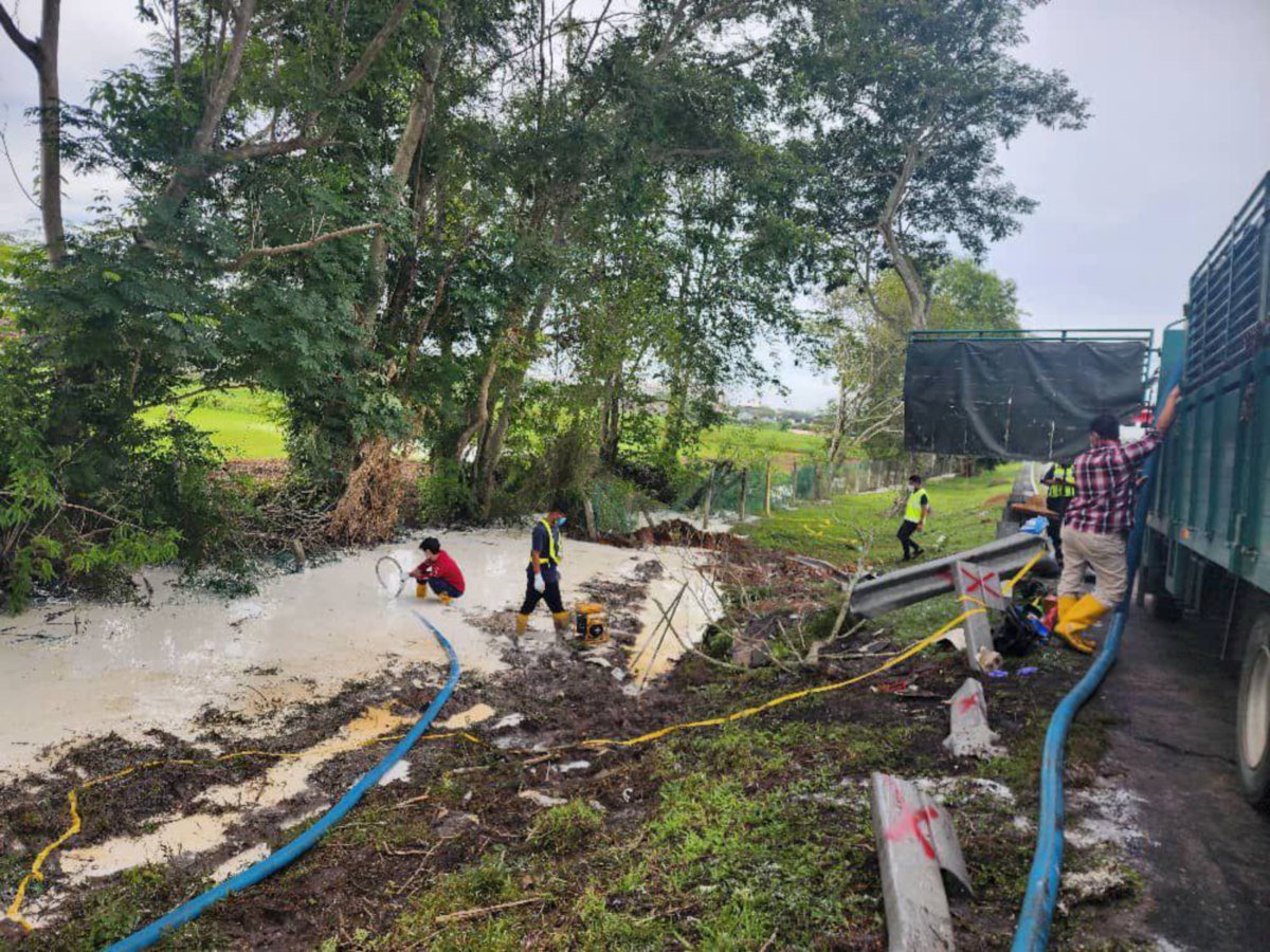 LOKASI kejadian tumpahan 40,000 liter susu getah di parit di tepi jalan Kilometer 41.2  Lebuhraya Utara Selatan arah selatan berhampiran Hutan Kampung. FOTO Ihsan JAS