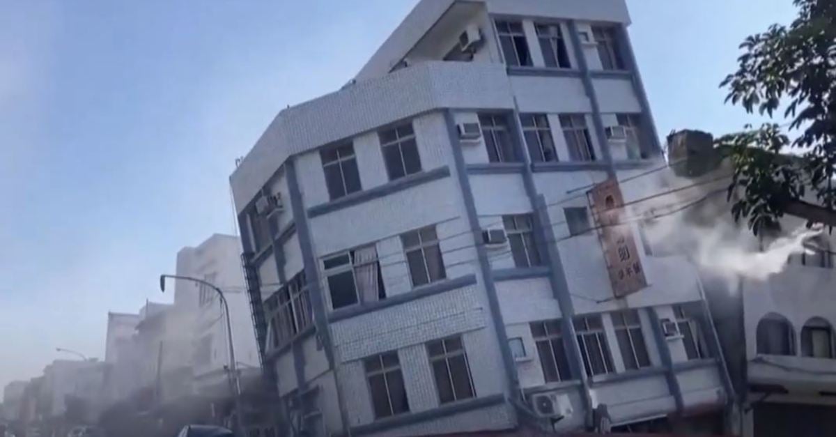 TANGKAP layar daripada video KTVU menunjukkan bangunan yang runtuh susulan gempa bumi di Taiwan. 