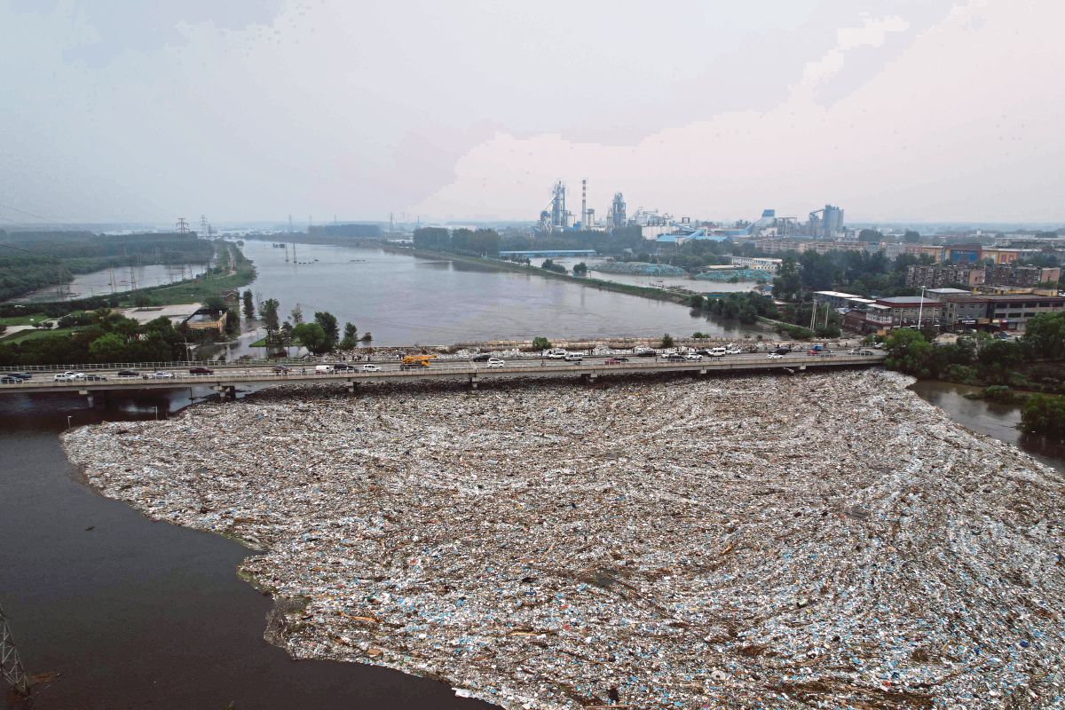 PEMANDANGAN dari udara menunjukkan sampah yang dihanyutkan banjir di sungai di pinggir Beijing, di kawasan bersempadan dengan Hebei. FOTO AFP 