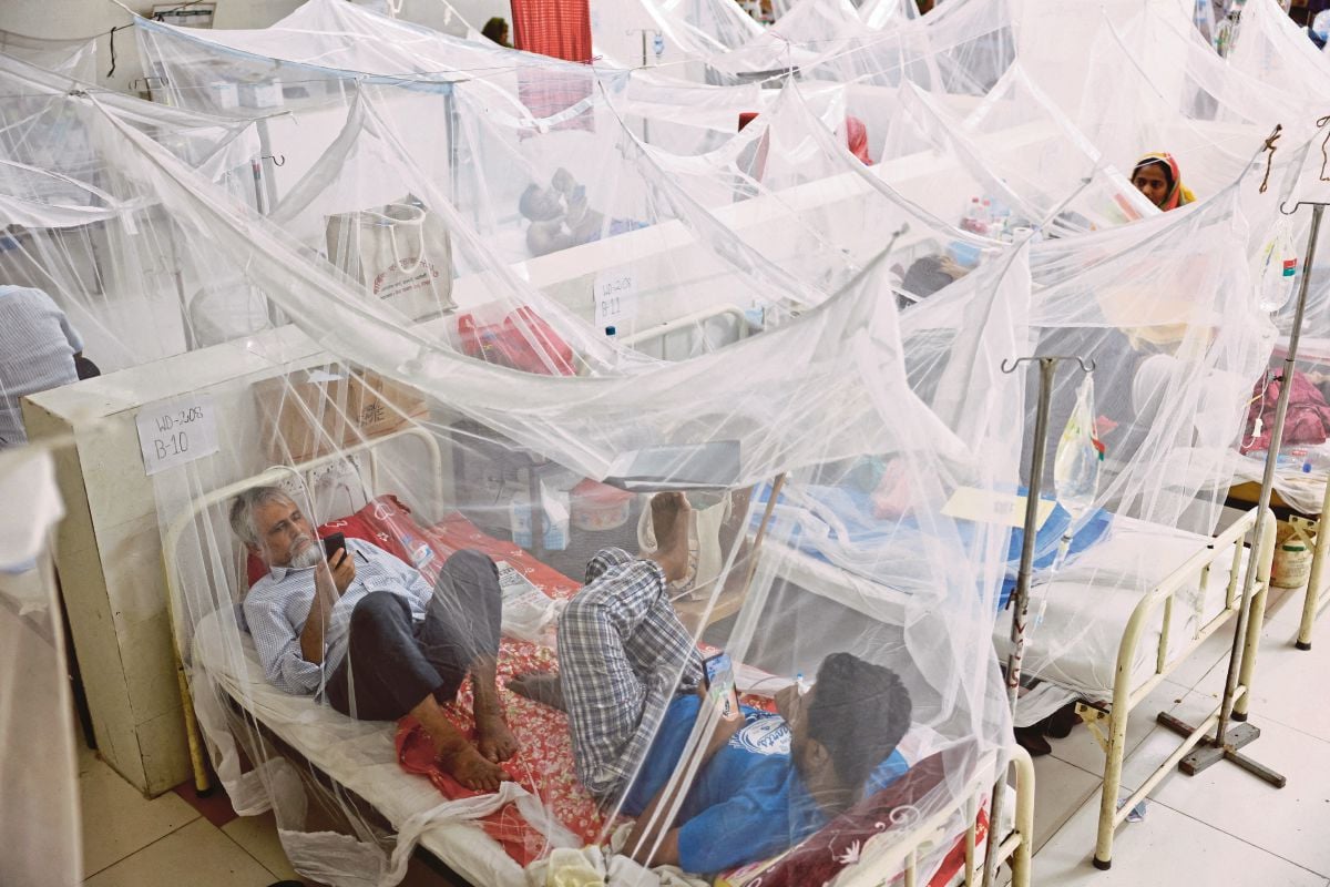 PESAKIT demam denggi menerima rawatan di sebuah hospital di Bangladesh. FOTO Reuters