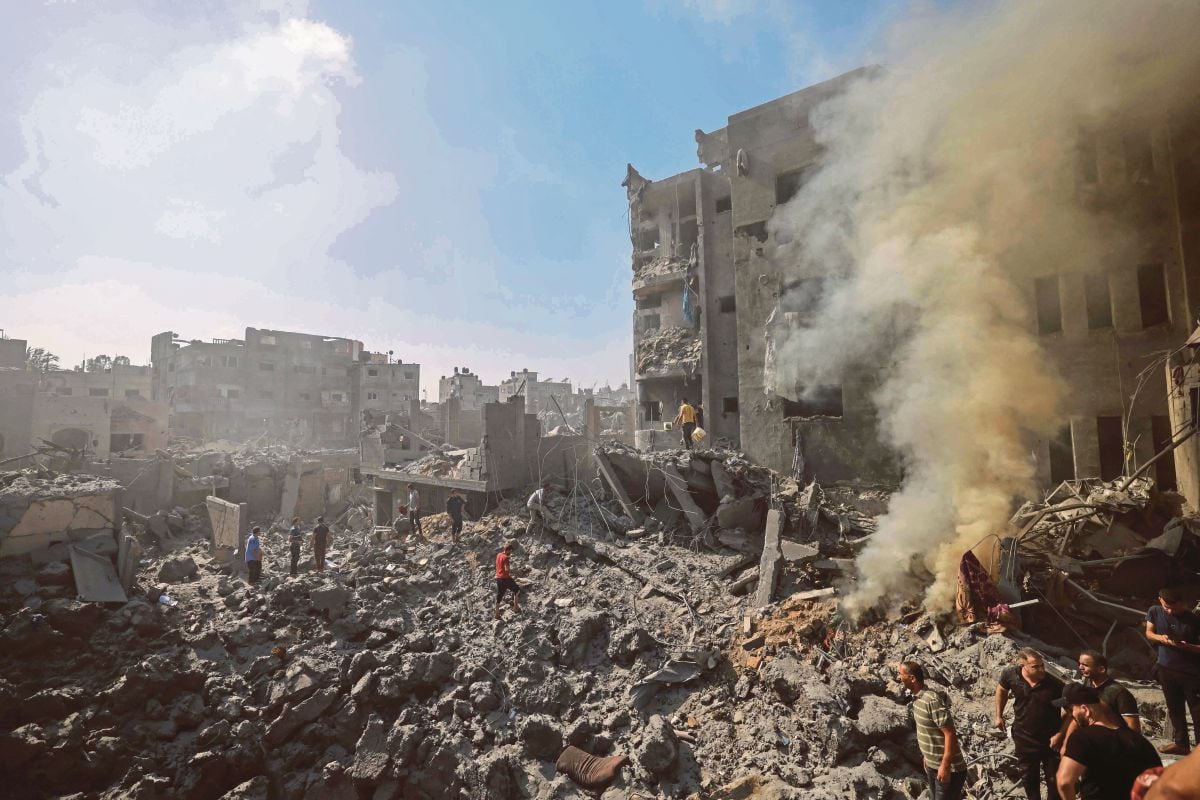 KESAN kemusnahan susulan serangan udara Israel di kem pelarian Bureij, Gaza.  FOTO AFP