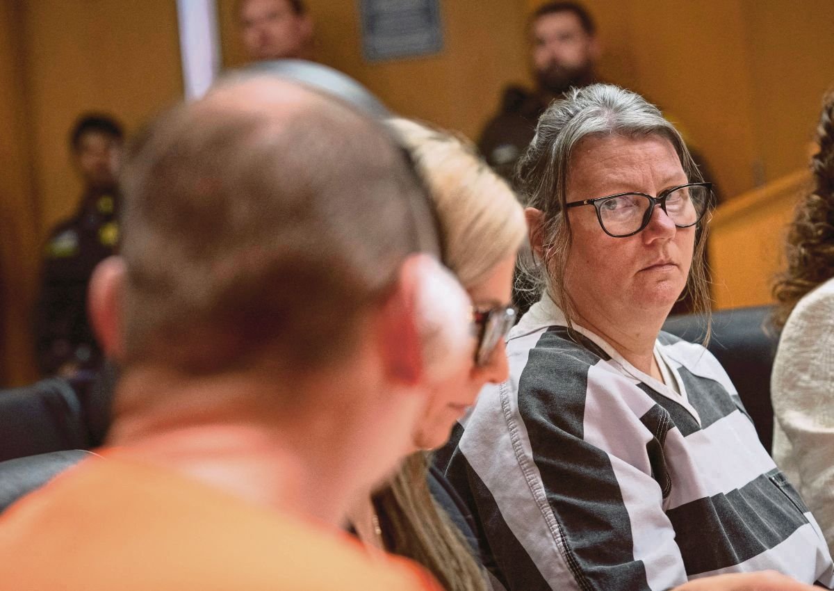 JENNIFER Crumbley memandang suaminya, James ketika prosiding kesnya di mahkamah di Oakland. FOTO USA Today Network/ Reuters