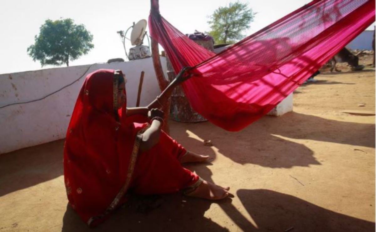 FOTO fail pada 2013 menunjukkan ibu muda mendodoikan anaknya di dalam buaian di Rajasthan, India. FOTO Reuters