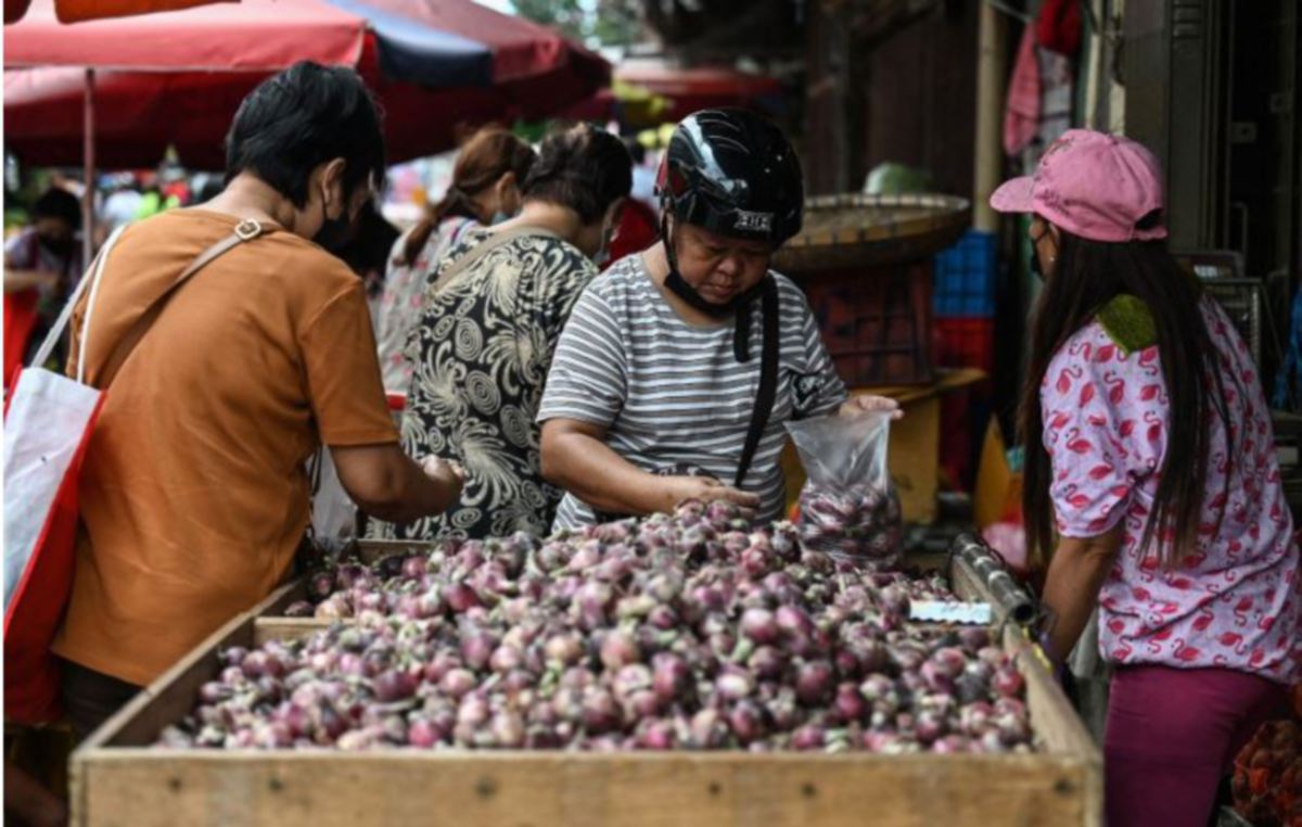 ORANG ramai membeli bawang di sebuah pasar di Filipina. FOTO AFP 
