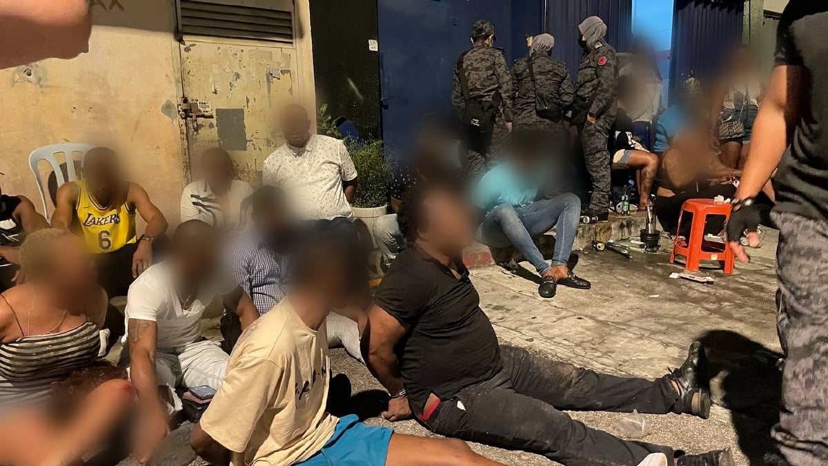 ANTARA warga asing yang ditahan JIM Kuala Lumpur dalam operasi di belakang sebuah premis cuci kenderaan yang dijadikan lokasi bersosial dan berhibur di Jalan Mesra Puchong, Puchong, malam tadi. FOTO Raja Noraina Raja Rahim