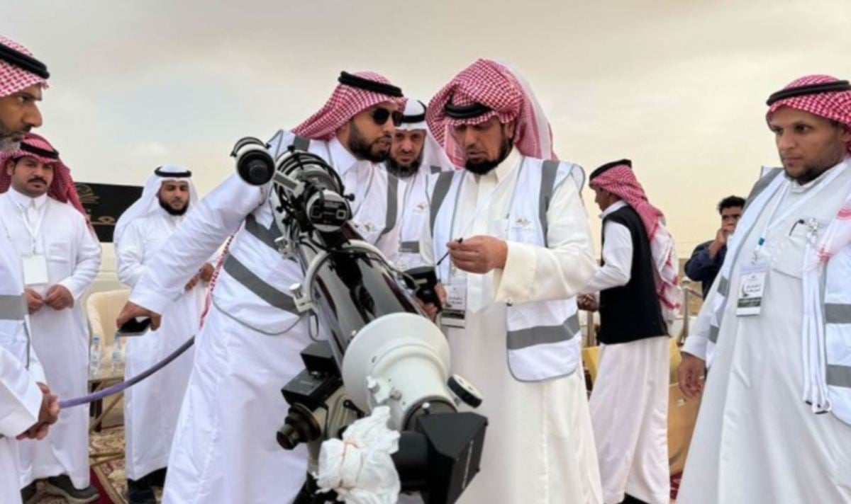 PROSES melihat anak bulan di Arab Saudi. FOTO AN