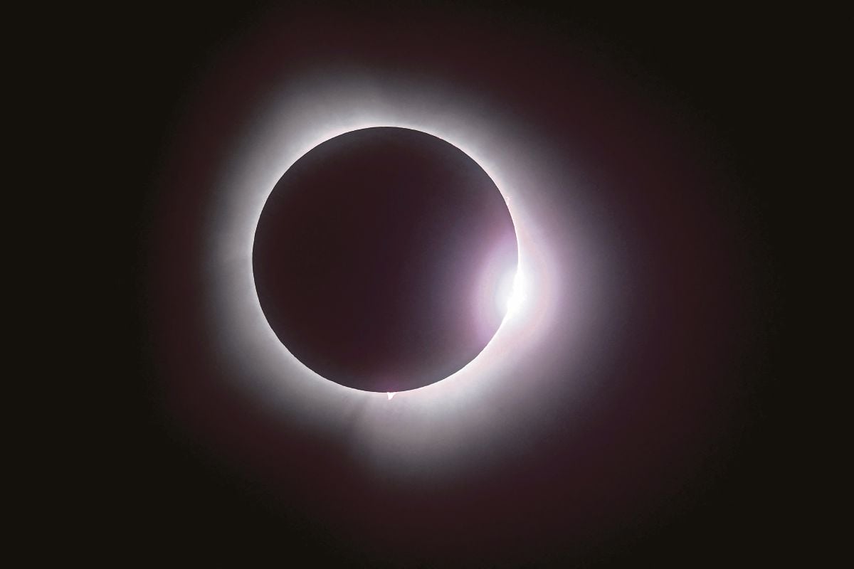 JUTAAN penduduk di benua Amerika Utara menyaksikan fenomena gerhana matahari penuh. FOTO AFP 