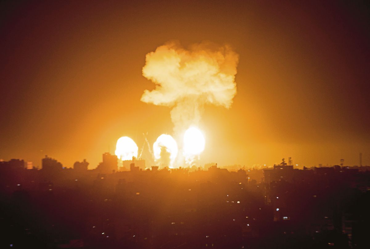 API dan asap tebal susulan serangan Israel di Gaza. FOTO AFP 