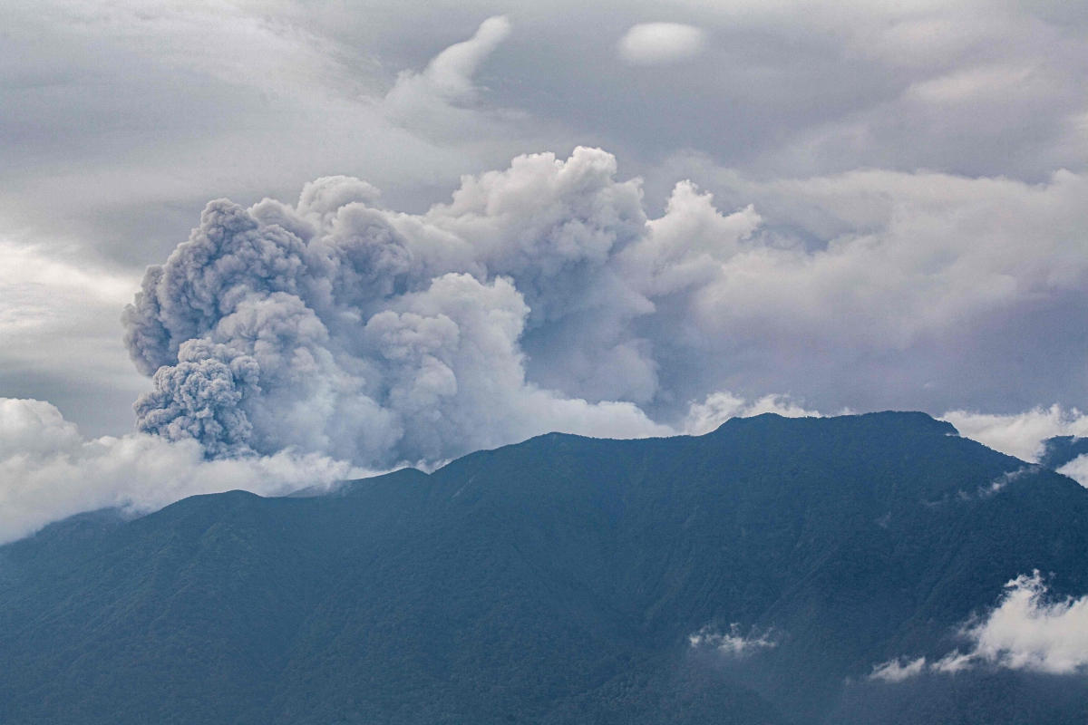 ABU tebal dari letusan Gunung Marapi pada 3 Disember lalu. FOTO AFP 