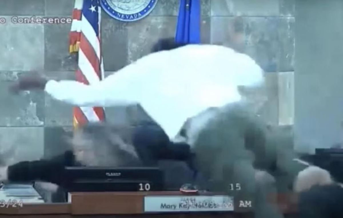 TANGKAP layar daripada video tular menunjukkan tertuduh melompat ke arah hakim berkenaan. 