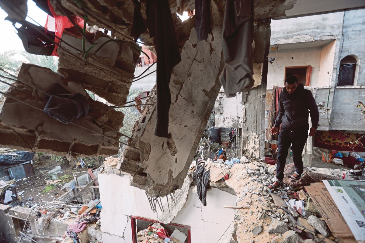LELAKI Palestin meninjau keadaan di dalam sebuah bangunan yang rosak susulan serangan Israel di Rafah, selatan Gaza. FOTO Reuters 