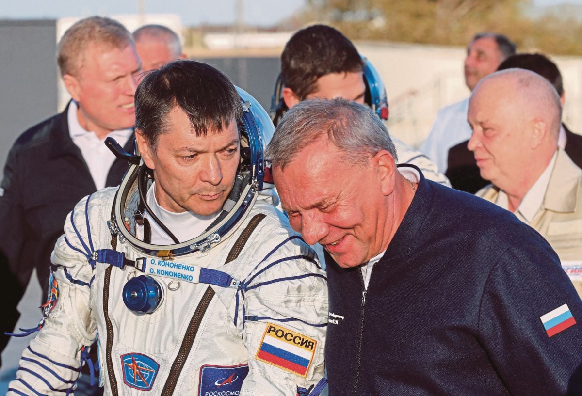 FOTO pada 2023 menunjukkan Oleg Kononenko (kiri) sebelum berlepas dengan Soyuz MS-24 untuk ke ISS, pada tahun lalu. FOTO Reuters