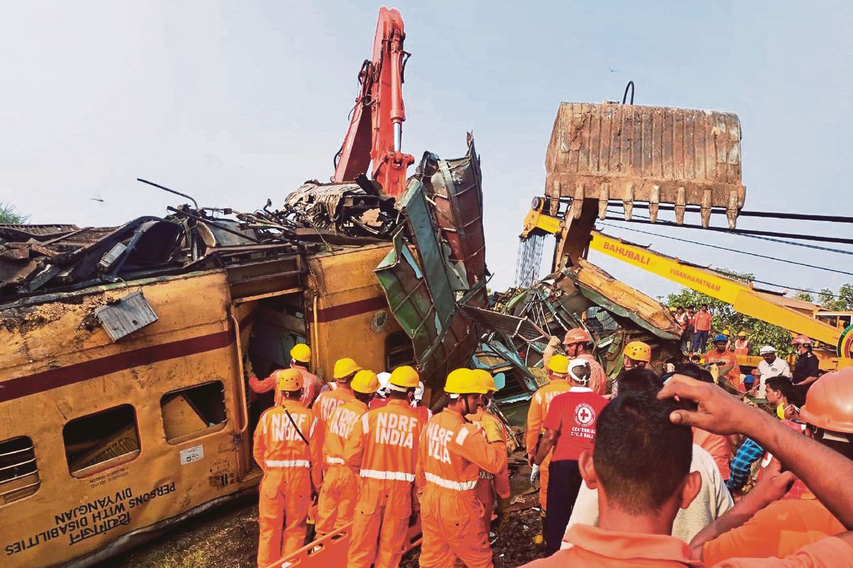 FOTO fail menunjukkan pasukan penyelamat di lokasi nahas kereta api di Andhra Pradesh, pada Oktober 2023. FOTO AFP 