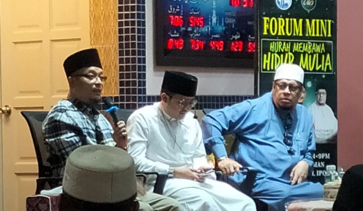 MOHD Kazim Elias ketika menjadi panel pada program Forum Mini Hijrah Membawa Hidup Mulia di Masjid Ar-Rahman Kampung Sungai Tapah, Manjoi, malam tadi. FOTO Muhammad Zulsyamini Sufian Suri