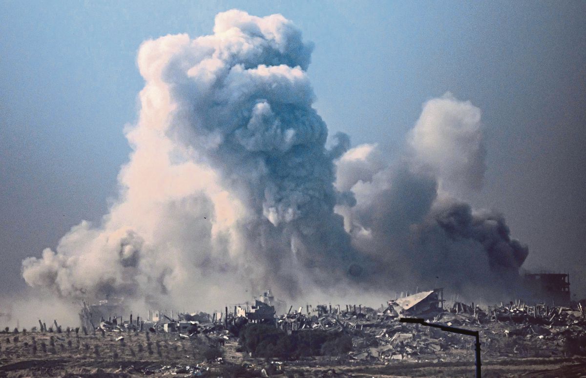 FOTO menunjukkan asap tebal susulan serangan udara Israel di Gaza. FOTO AFP
