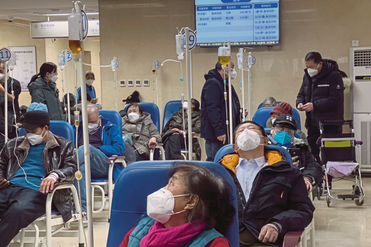 PESAKIT menerima titisan intravena di sebuah wad kecemasan di sebuah hospital di Beijing, ketika negara itu bergelut dengan kemasukan kes Covid-19. FOTO AP 
