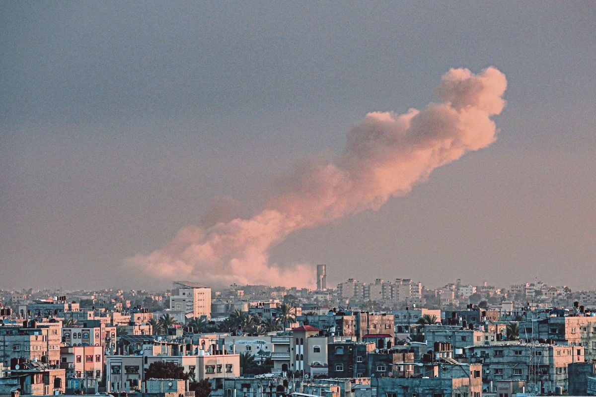 FOTO pada 5 Februari menunjukkan asap tebal di Khan Younis, susulan serangan Israel di Gaza. FOTO AFP