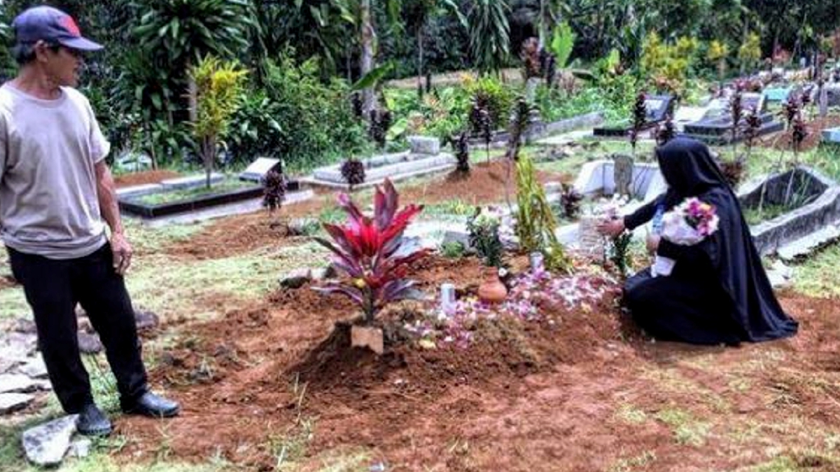 MANGSA bomoh pengganda wang Mbah Slamet, Paryanto selamat dikebumikan di Sukabumi. FOTO Detik.com