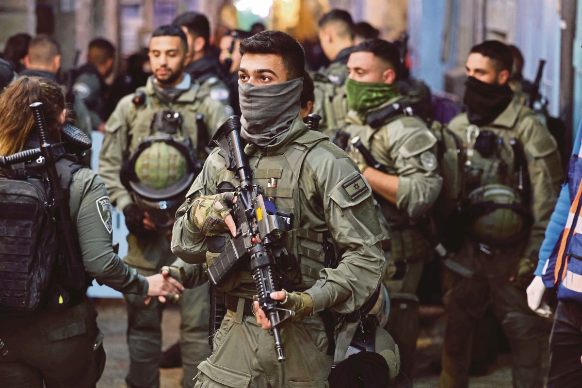 PASUKAN keselamatan Israel ketika pertempuran dengan penduduk Palestin di Masjid Al-Aqsa, pada 5 April lalu. FOTO AFP
