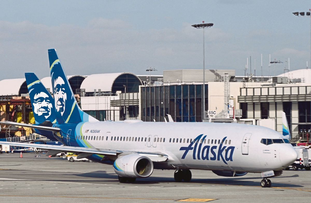 PESAWAT Alaska airlines dilihat di sebuah lapangan terbang di Los Angeles. FOTO fail AFP 