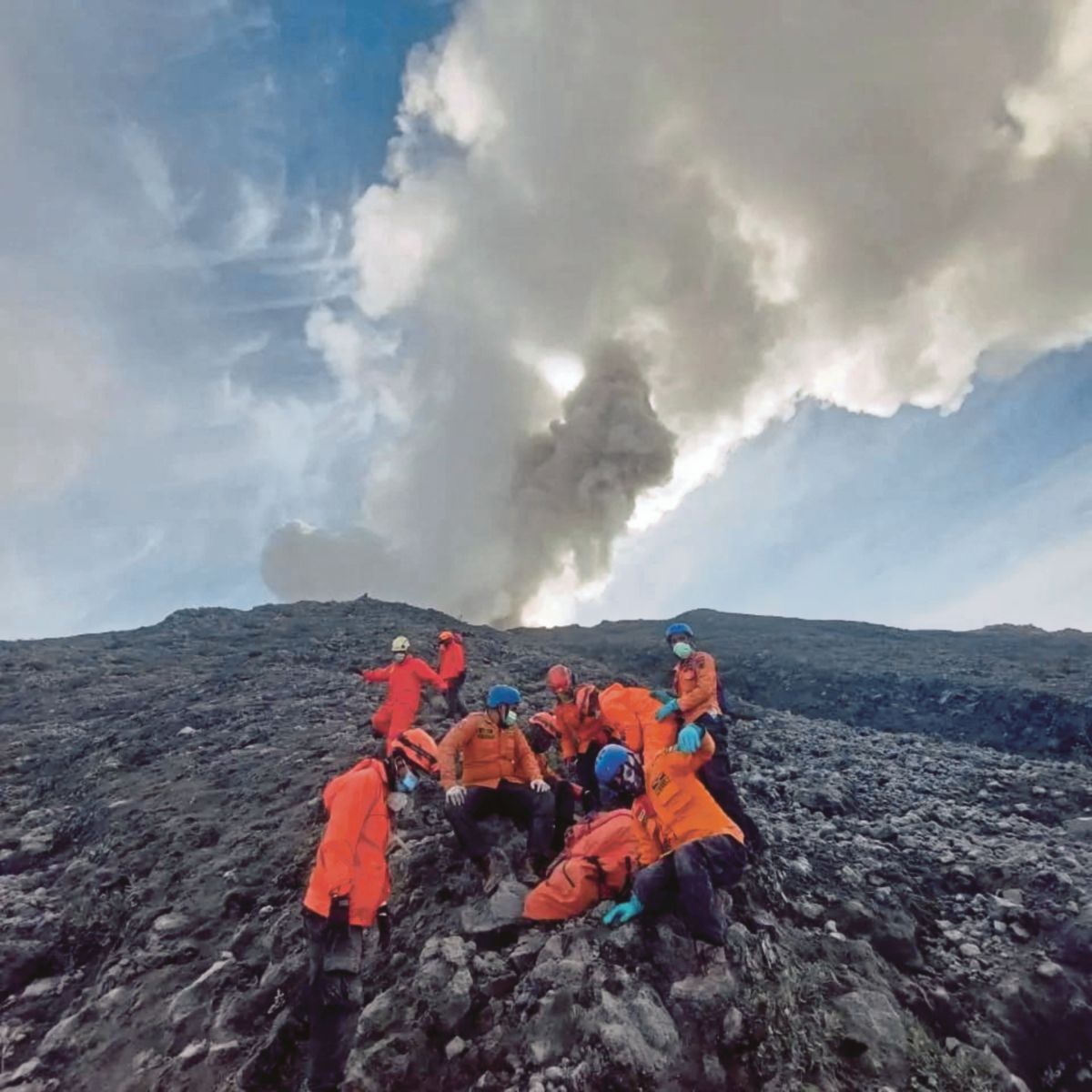 PASUKAN penyelamat membawa mayat turun ke lereng gunung berapi itu. FOTO Basarnas/ Reuters 