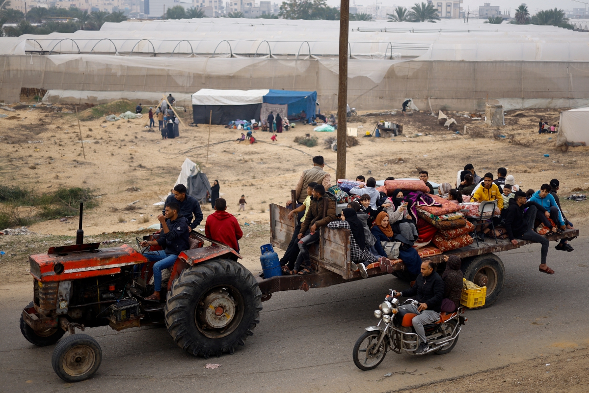 ORANG menaiki treler yang ditarik traktor di Rafah, selatan Gaza. FOTO Reuters 