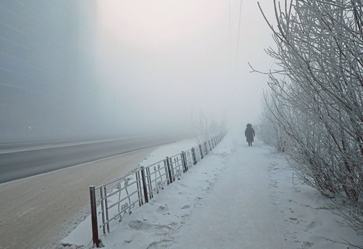 PEJALAN kaki melalui jalan di Yakutsk, Rusia. FOTO Reuters