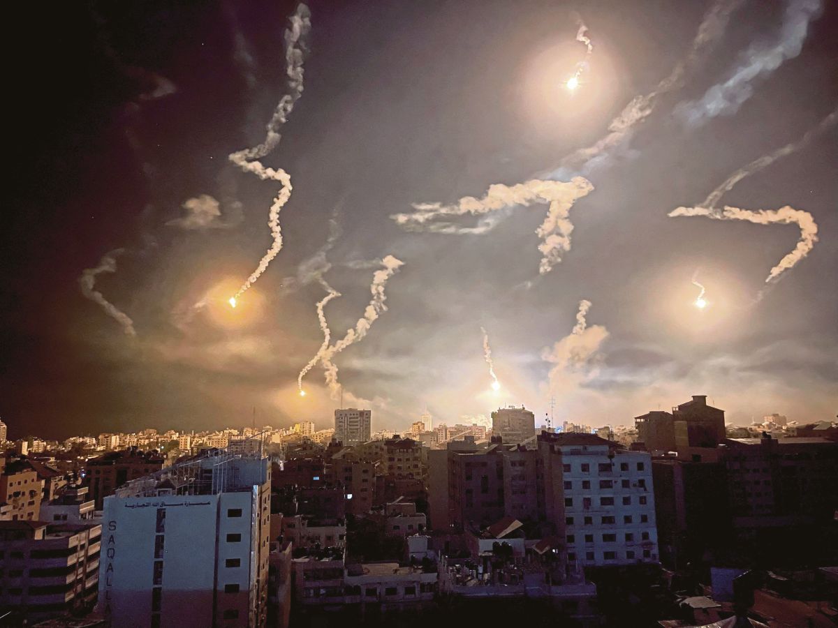 SUAR ketika serangan udara Israel di Gaza. FOTO Reuters 