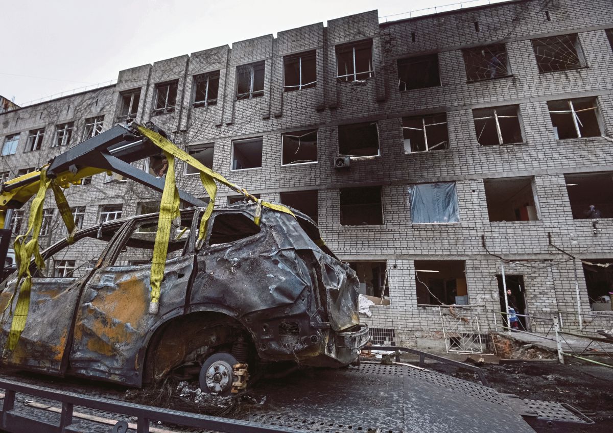 KESAN kemusnahan pada bangunan di Dnipro, Ukraine, susulan serangan Rusia. FOTO Reuters 