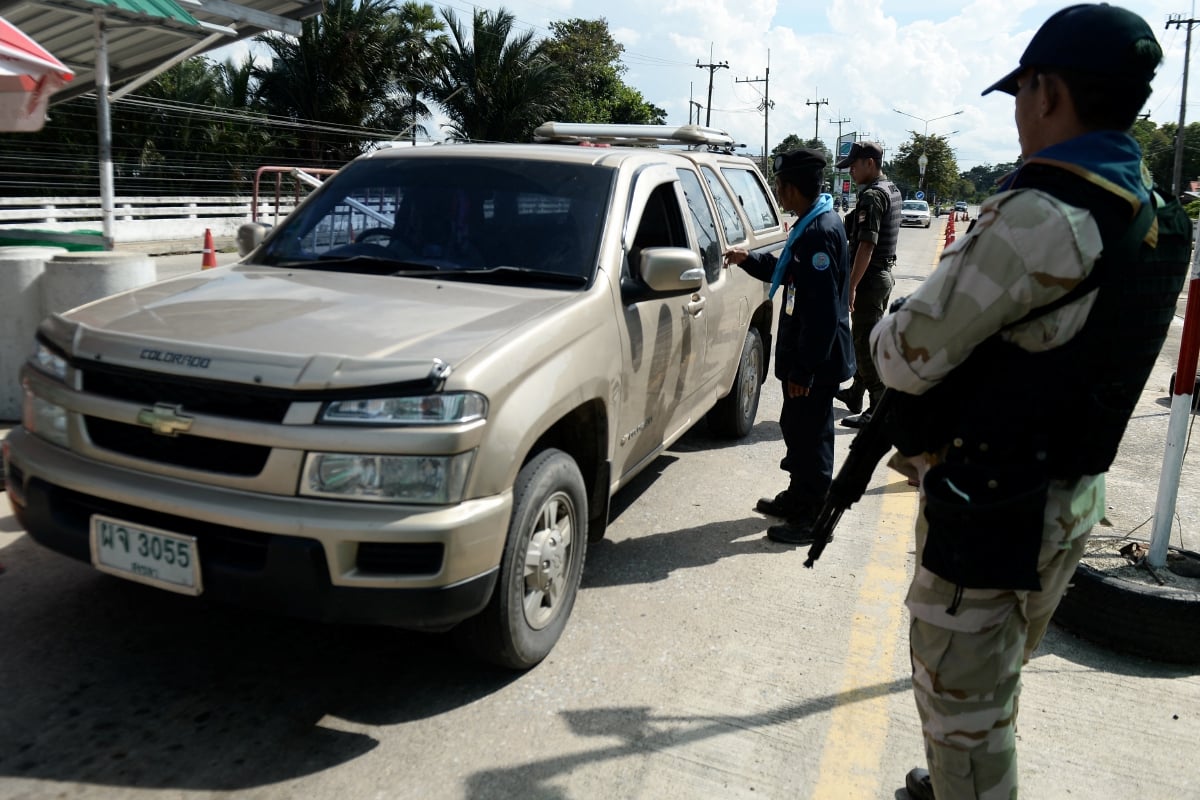 FOTO pada pada 6 November 2019 menunjukkan pasukan keselamatan memeriksa kenderaan di checkpoint di wilayah selatan Narathiwat, Thailand. FOTO fail AFP