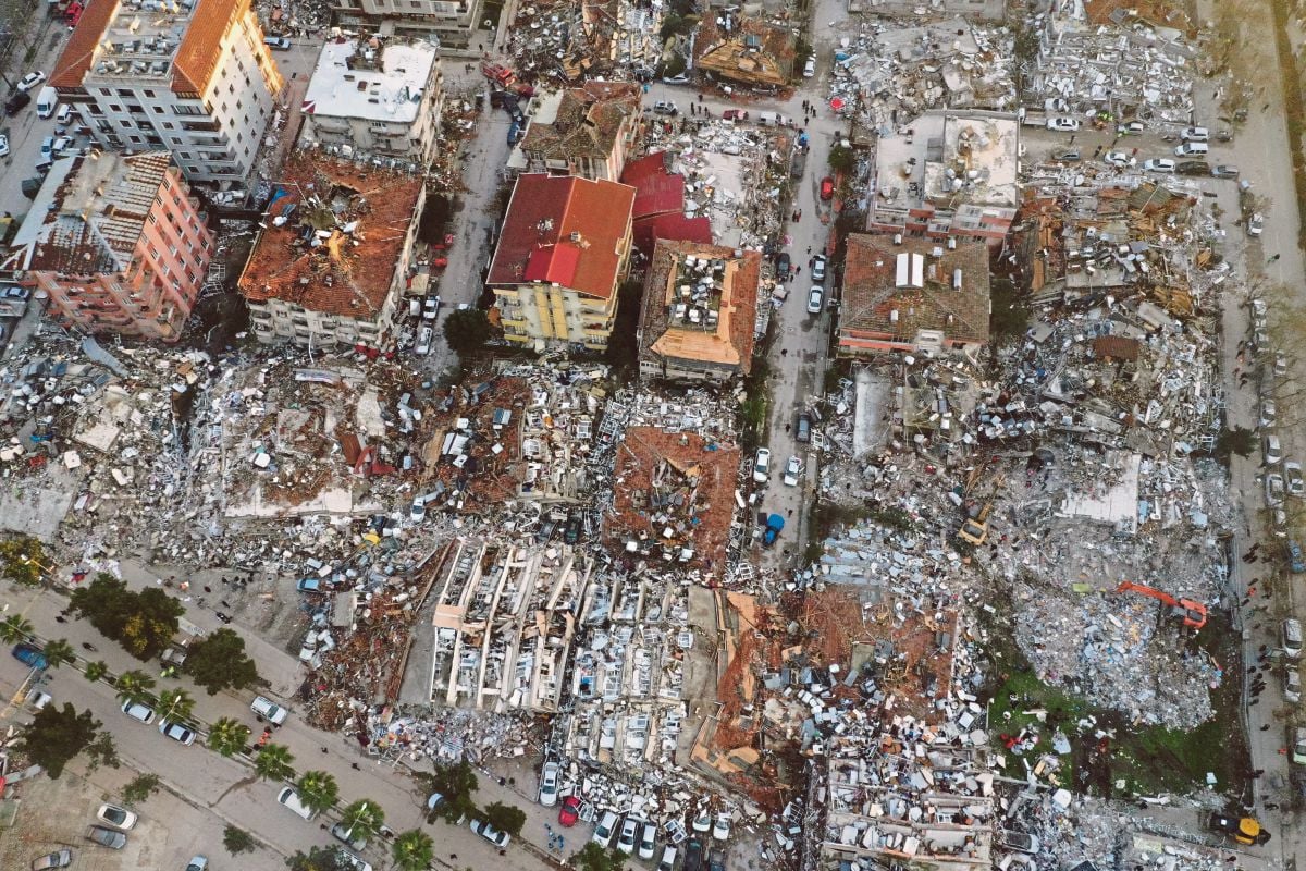 PEMANDANGAN dari udara menunjukkan bangunan yang runtuh di Hatay, Turkiye. FOTO Reuters