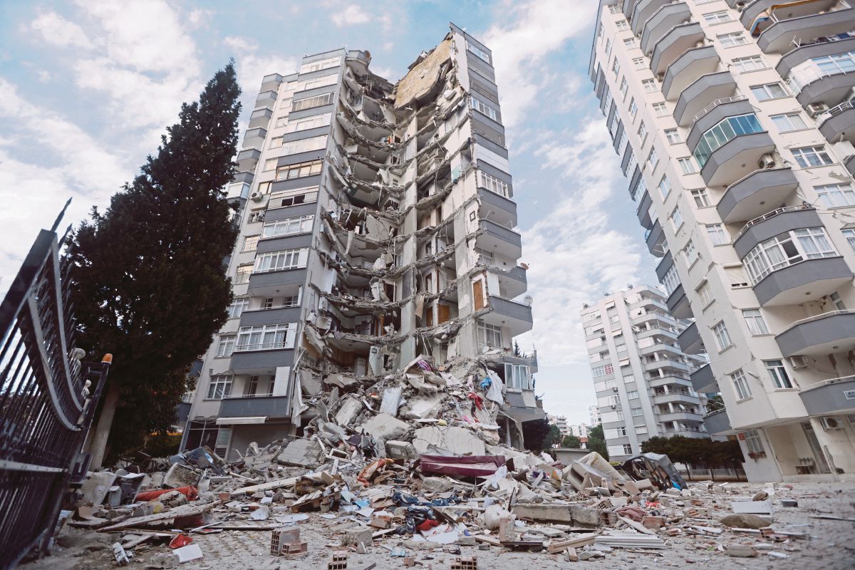 SEBUAH bangunan yang runtuh di Adana, Turkiye. FOTO Reuters 