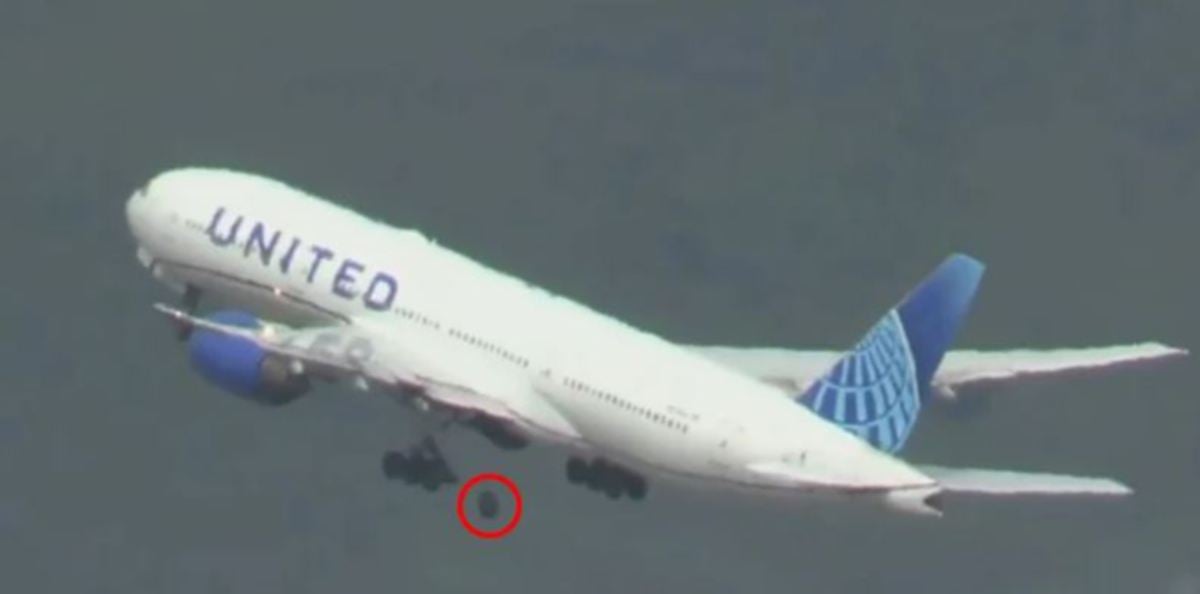 FOTO tular menunjukkan tayar itu tertanggal selepas pesawat itu berlepas. FOTO Agensi 