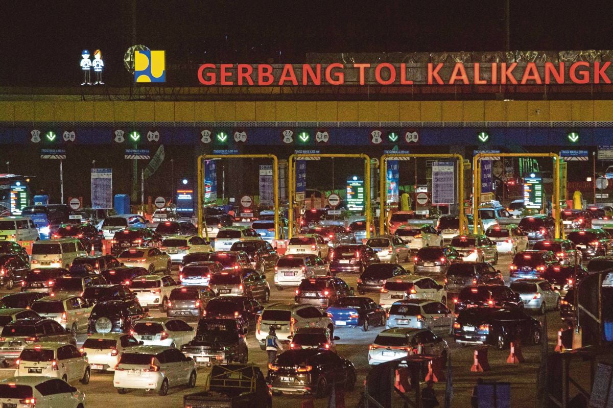 KEADAAN trafik plaza tol di Semarang, Jawa Tengah, pada malam 6 April lalu, apabila orang ramai mula pulang ke kampung halaman. FOTO AFP 