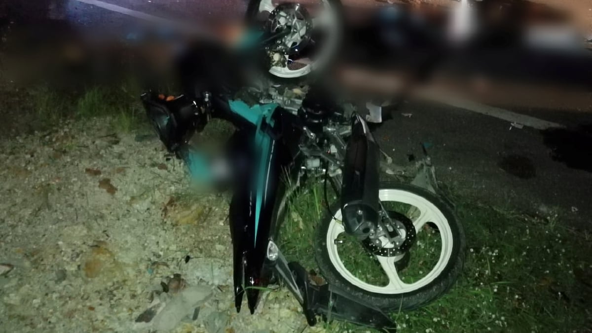 SALAH satu motosikal dinaiki mangsa yang terbabit kemalangan berkenaan. FOTO Ihsan PDRM